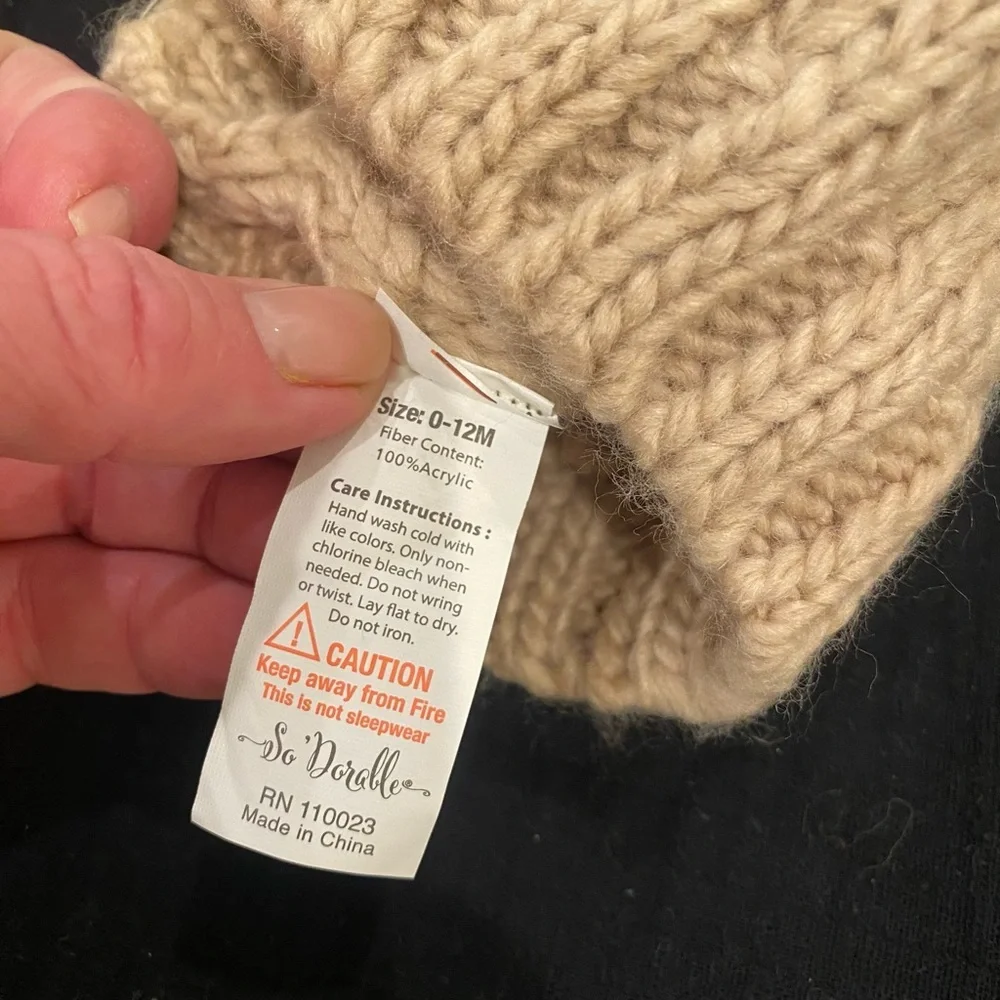 Knit Pom Pom hat for littles 🤍neutral and oh so cute! Cozy & comfy too! See pic